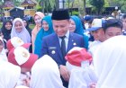 Pemko Pekanbaru Bagikan Seragam Sekolah Gratis Anak Kurang Mampu
