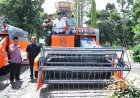Wabup Syamsurizal Serahkan Dua Unit Mesin Panen Padi Dorong Produktivitas Petani Siak