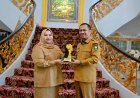 Wabup Bengkalis Serahkan Penghargaan Nasional kepada Bupati di Wisma Sri Mahkota