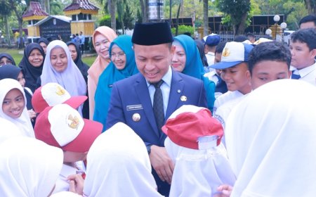 Pemko Pekanbaru Bagikan Seragam Sekolah Gratis Anak Kurang Mampu