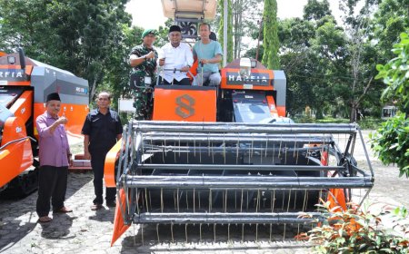 Wabup Syamsurizal Serahkan Dua Unit Mesin Panen Padi Dorong Produktivitas Petani Siak