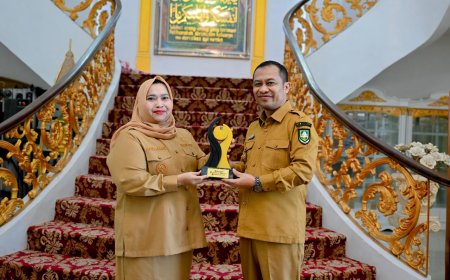 Wabup Bengkalis Serahkan Penghargaan Nasional kepada Bupati di Wisma Sri Mahkota