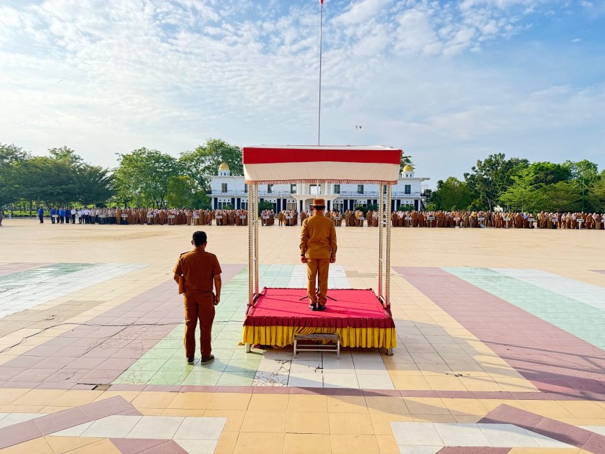Pimpin Apel Sekda Rohil Tegaskan Disiplin Pakaian Dinas