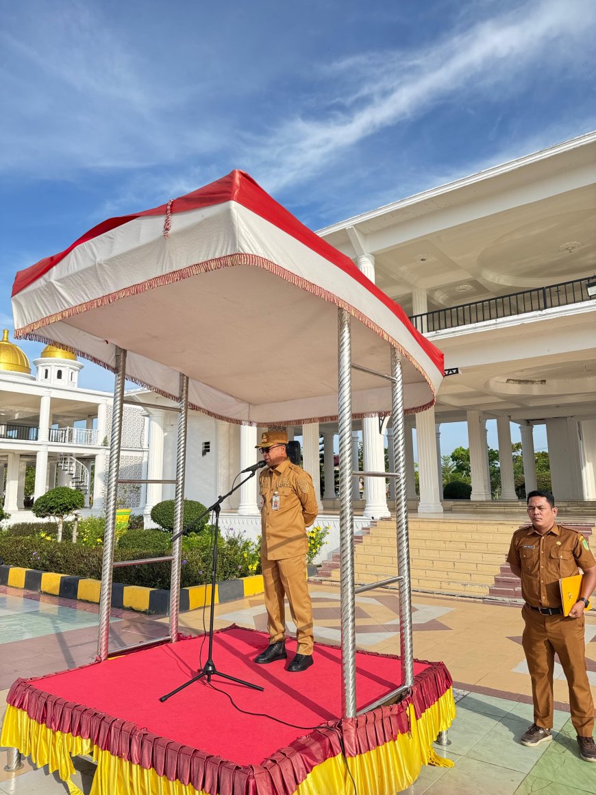 Pimpin Apel Sekda Rohil Tegaskan Disiplin Pakaian Dinas