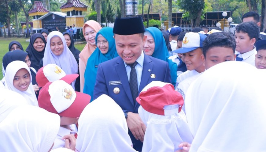 Pemko Pekanbaru Bagikan Seragam Sekolah Gratis Anak Kurang Mampu