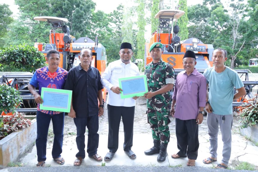 Wabup Syamsurizal Serahkan Dua Unit Mesin Panen Padi Dorong Produktivitas Petani Siak
