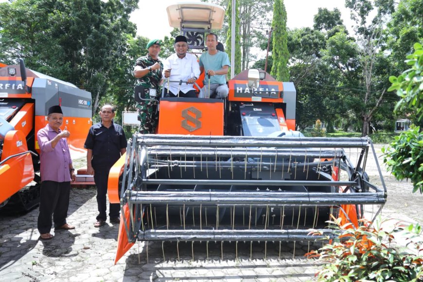 Wabup Syamsurizal Serahkan Dua Unit Mesin Panen Padi Dorong Produktivitas Petani Siak
