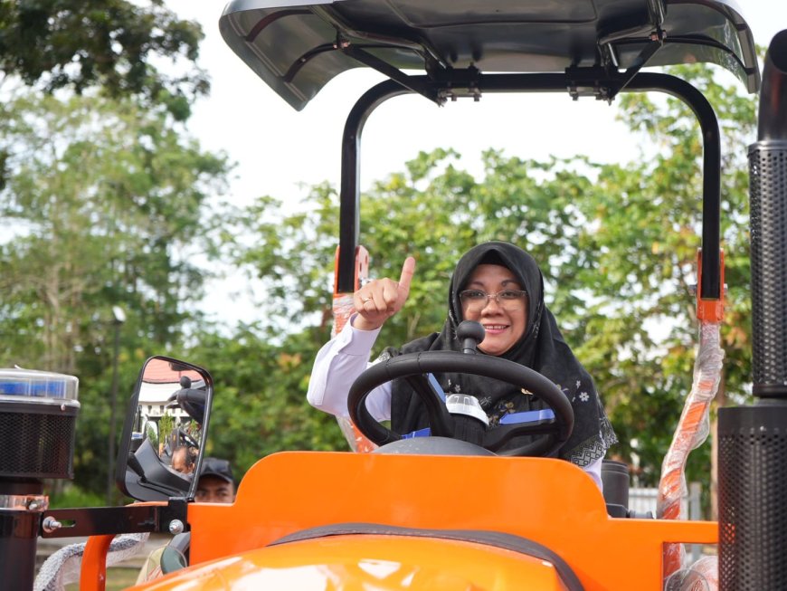 Siak Terima 20 Traktor Roda 4 Bupati Afni: Ini Janji Kementan, Dorong Modernisasi Pertanian