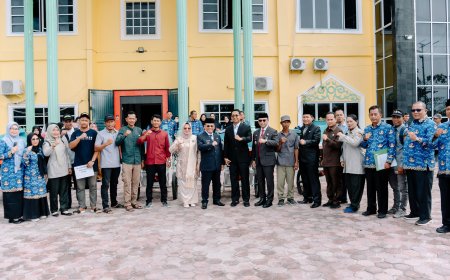 Dorong Hasil Panen Maksimal, Bupati Rohil Bistamam Bersama Wabub Jhony Charles Salurkan Bantuan Alsintan OPLAH 2025