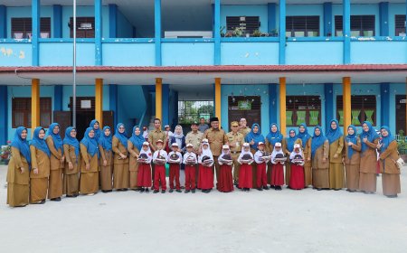 Wakil Bupati Siak Kembali Bagikan Seragam Sekolah Gratis, Perkuat Layanan Pendidikan