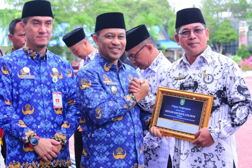 Pemkab Bengkalis Beri Penghargaan Insan Pendidikan Di Apel Hardiknas
