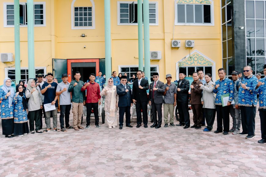 Dorong Hasil Panen Maksimal, Bupati Rohil Bistamam Bersama Wabub Jhony Charles Salurkan Bantuan Alsintan OPLAH 2025