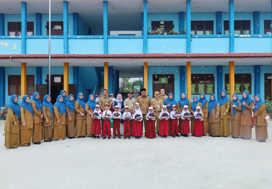 Wakil Bupati Siak Kembali Bagikan Seragam Sekolah Gratis, Perkuat Layanan Pendidikan