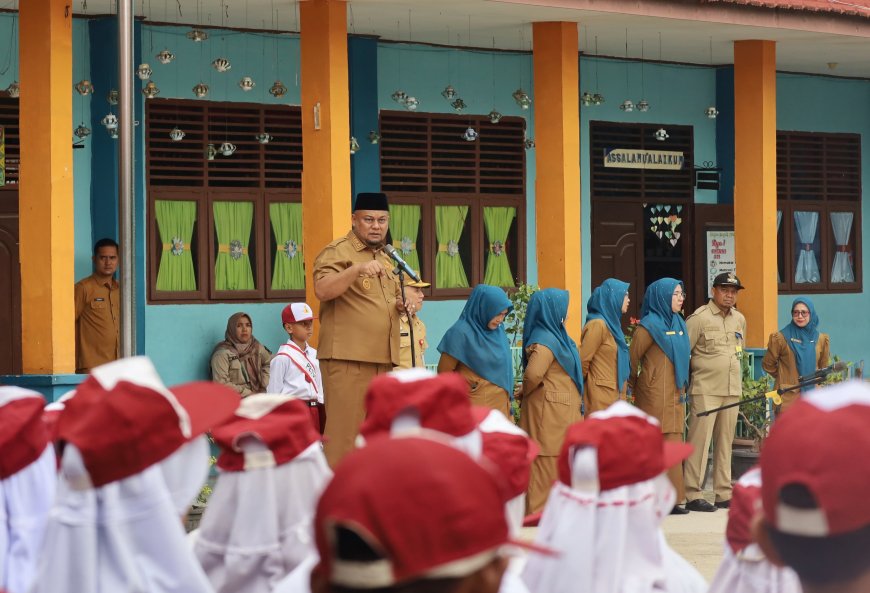 Wakil Bupati Siak Kembali Bagikan Seragam Sekolah Gratis, Perkuat Layanan Pendidikan