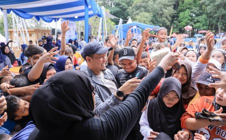 Meriahkan HUT Pekanbaru Ribuan Warga Rumbai Timur Ikuti Jalan Sehat Di Danau Bandar Kayangan