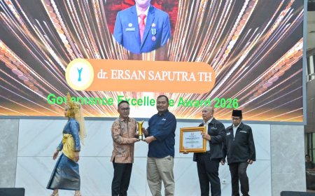 Sekda Bengkalis Terima Penghargaan Government Excellent Award Atas Inovasi Pelayanan