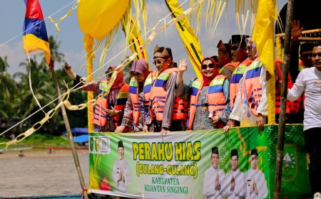 Saksikan Perahu Begandong Bengkalis Bupati Bengkalis Hadiri Pawai Perahu Hias Kuansing