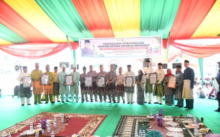 Menteri Agama Beri Penghargaan Bupati Bengkalis Atas Inovasi Masjid Ramah Pemudik