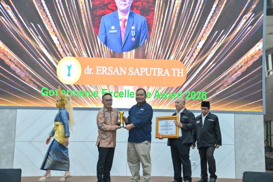 Sekda Bengkalis Terima Penghargaan Government Excellent Award Atas Inovasi Pelayanan