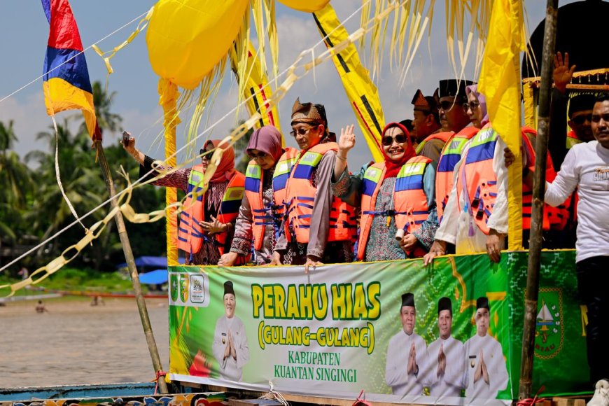 Saksikan Perahu Begandong Bengkalis Bupati Bengkalis Hadiri Pawai Perahu Hias Kuansing