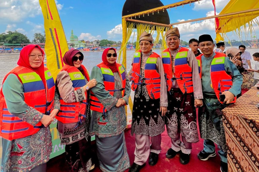 Saksikan Perahu Begandong Bengkalis Bupati Bengkalis Hadiri Pawai Perahu Hias Kuansing
