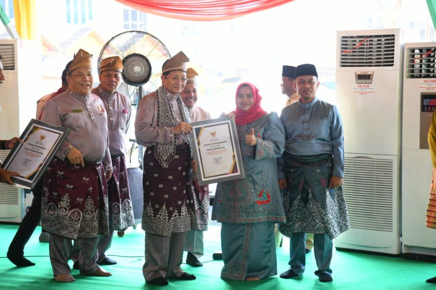 Menteri Agama Beri Penghargaan Bupati Bengkalis Atas Inovasi Masjid Ramah Pemudik