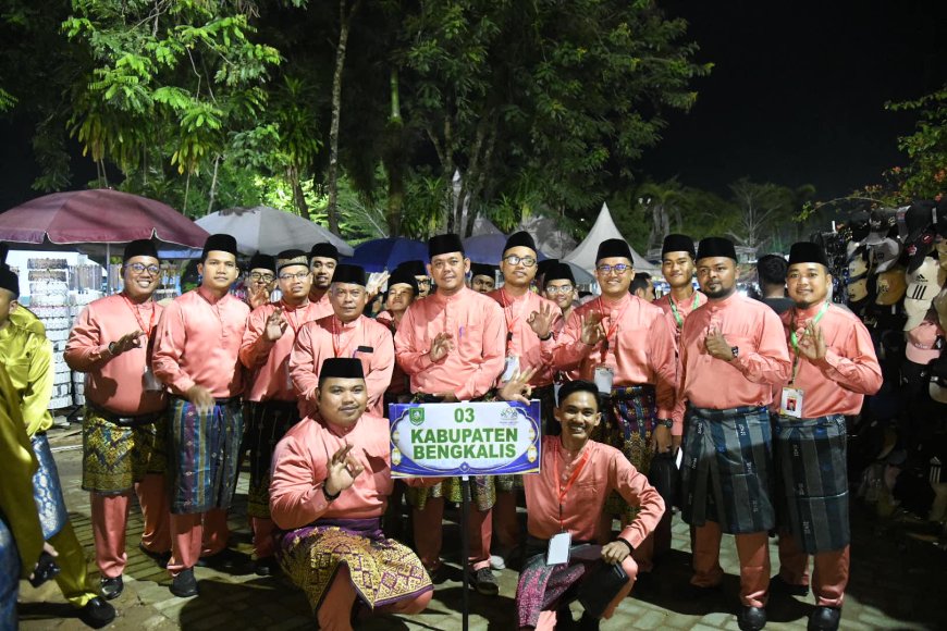 Serahkan Piala Bergilir Pembukaan MTQ Kasmarni Titip Harapan Besar Kafilah Bengkalis