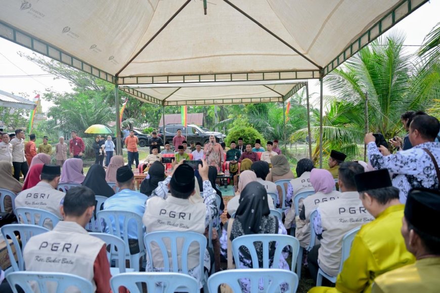 Bupati Bengkalis Bantu Korban Puting Beliung Desa Api Api