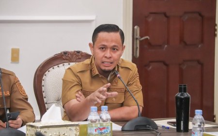 Wako Pekanbaru Pembagian HP RT RW Untuk Permudah Layanan Masyarkat