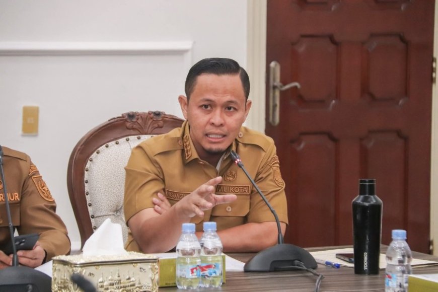 Wako Pekanbaru Pembagian HP RT RW Untuk Permudah Layanan Masyarkat