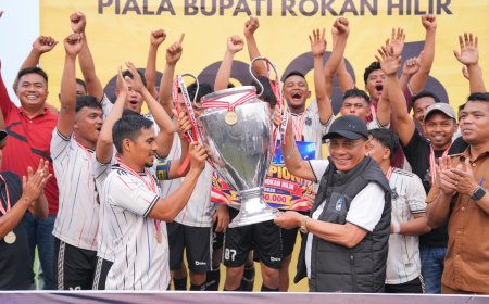 Bupati Rohil Serahkan Piala Juara Turnamen Bupati Cup