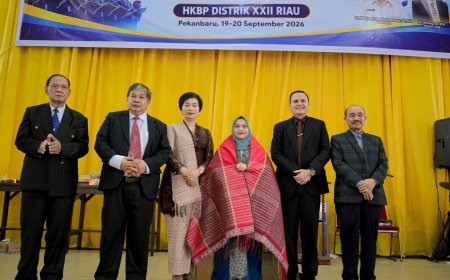 Terima Ulos Bupati Bengkalis Serukan Semangat Marsipature Hutanabe