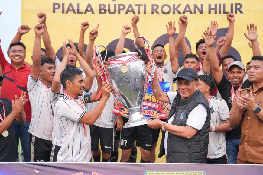 Bupati Rohil Serahkan Piala Juara Turnamen Bupati Cup