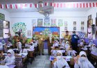 Tinjau PTM Terbatas Wawako Pekanbaru Bagikan Vitamin dan Masker ke Siswa
