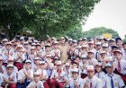 Wako Pekanbaru Bagikan Seragam Gratis Untuk Ribuan Siswa