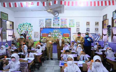 Tinjau PTM Terbatas Wawako Pekanbaru Bagikan Vitamin dan Masker ke Siswa