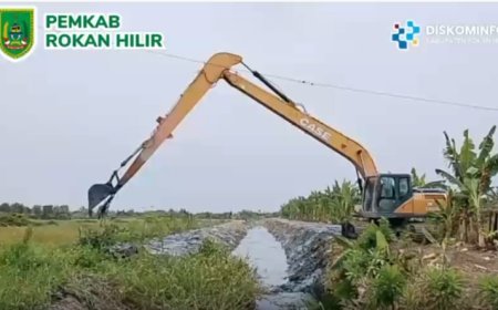 Bupati Bistaman dan Dinas PU Rohil Gerak Cepat Intensifkan Normalisasi Drainase