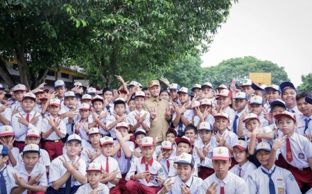 Wako Pekanbaru Bagikan Seragam Gratis Untuk Ribuan Siswa
