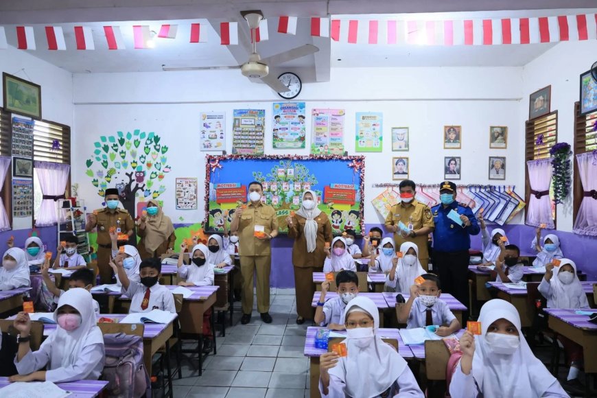 Tinjau PTM Terbatas Wawako Pekanbaru Bagikan Vitamin dan Masker ke Siswa