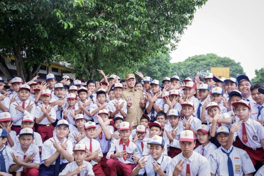 Wako Pekanbaru Bagikan Seragam Gratis Untuk Ribuan Siswa